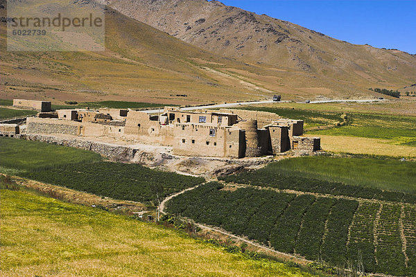 Bauernhaus auf der südlichen Route zwischen Kabul und Bamiyan  Afghanistan  Asien