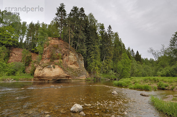 Vartes Rock  Fluss Amata  in der Nähe von Ligatne  Gauja Nationalpark  Lettland  Baltikum  Europa