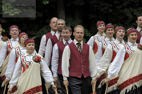 Traditionelle lettische Volkstanz  trat in das lettische ethnographische Freilichtmuseum (Latvijas Etnografiskais Brivdabas Muzejs)  in der Nähe von Riga  Lettland  Baltikum  Europa
