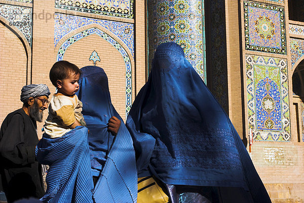 Damen tragen blaue Burkas außerhalb der Freitagsmoschee (Masjet-e Jam)  Herat  Afghanistan  Asien