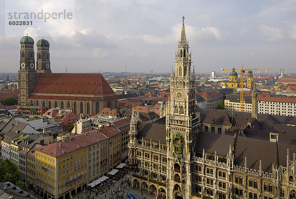 Neues Rathaus (New Town Hall)  Frauenkirche (Kathedrale Notre-Dame) und Marienplatz vom Turm der Peterskirche (St. Peter's Church)  München (München)  Bayern (Bayern)  Deutschland  Europa