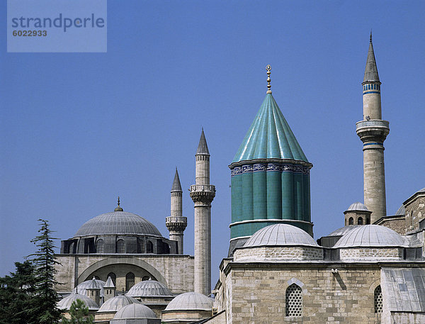 Mevlana Turbe (Mausoleum) und Selimiye Camii (Moschee des Selim)  aus dem 16. Jahrhundert  Konya  Anatolien  Türkei  Kleinasien  Eurasien
