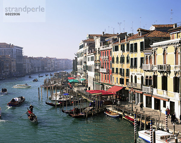 Blick entlang des Canal Grande Rialto Bridge  Venedig  UNESCO World Heritage Site  Veneto  Italien  Europa
