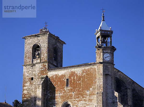 Störche auf den Turm von San Martin Kirche  Trujillo  in der Nähe von Cáceres  Extremadura  Spanien  Europa