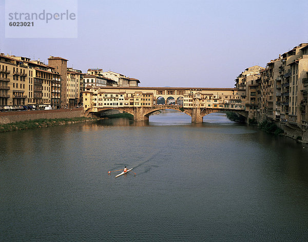 Zille auf dem Fluss Arno und der Ponte Vecchio  Florenz  Toskana  Italien  Europa