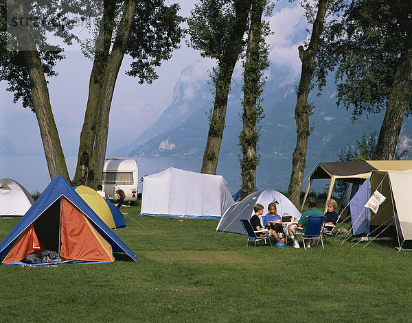 Camping am Wallensee  Churfirsten Strecke nahe Wallenstadt  Schweiz  Europa