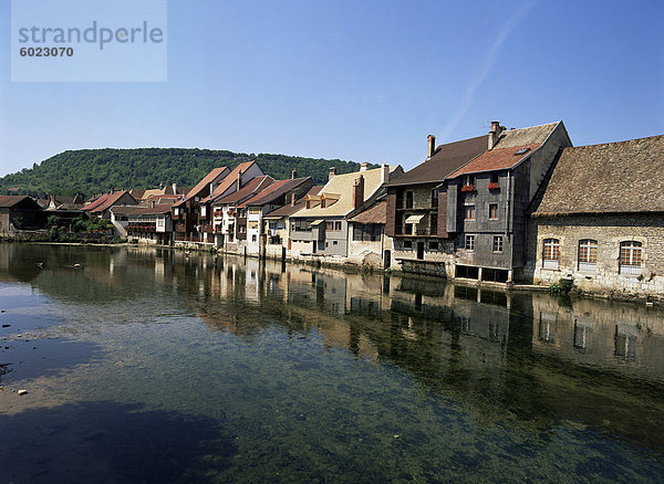 Ornans  Fluss Loue  Doubs  Franche-Comte  Frankreich  Europa