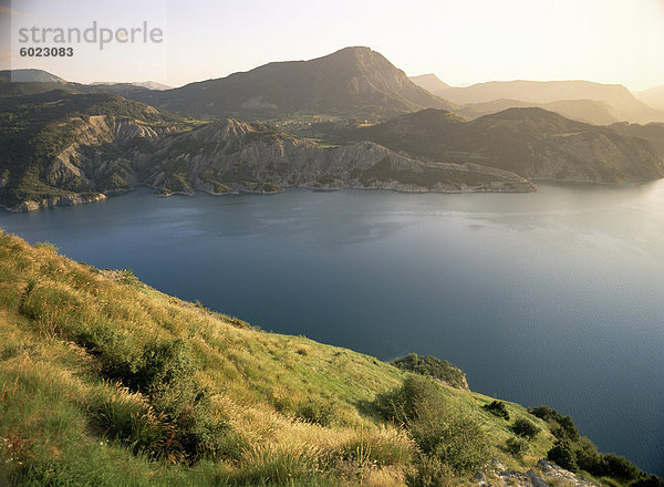Lac de Serre-Ponçon  in der Nähe von Gap  Hautes-Alpes  Provence  Frankreich  Europa