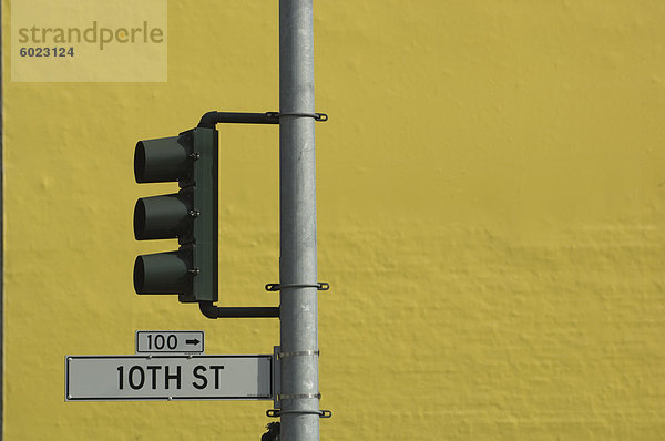 10th Street Schild und gelbe Wand  San Francisco  California  Vereinigte Staaten von Amerika  Nordamerika