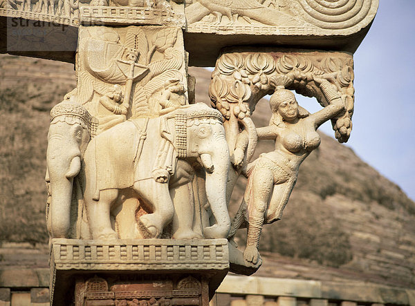 Elefanten und Nymphe Halterung  außerhalb Gesicht  Ost-Gateway  große Stupa  Sanchi  UNESCO-Weltkulturerbe  Madhya Pradesh  Indien  Asien