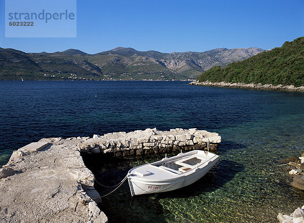 Ein kleines Boot im klaren See vor der Insel Korcula  Dalmatien  Kroatien  Europa