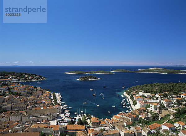 Luftbild der Stadt Hvar und den nahe gelegenen Inseln  Hvar  Dalmatien  Kroatien  Europa