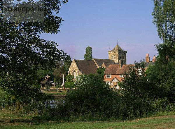 St. Marien-Kirche  Bauernhöfe und Dorf-Teich  Chiddingfold  nahe Haslemere  Surrey  England  Vereinigtes Königreich  Europa