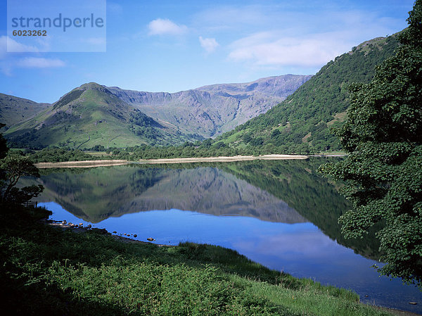 Berge spiegelt sich in stilles Wasser des Sees  Brothers Water  Seenplatte  Cumbria  England  Vereinigtes Königreich  Europa