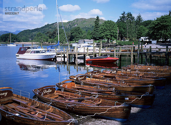 Ruderboote  Waterhead  Ambleside  Lake Windermere  Lake District  Cumbria  England  Vereinigtes Königreich  Europa