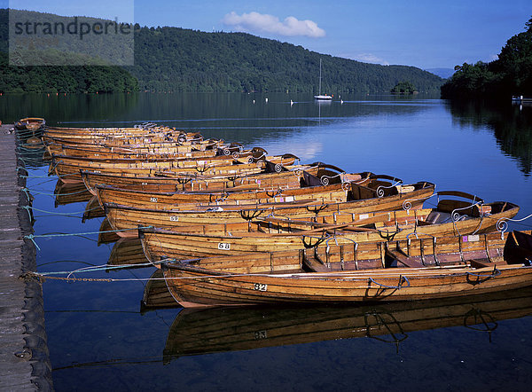 Ruderboote am See  Bowness-on-Windermere  Lake District  Cumbria  England  Vereinigtes Königreich  Europa