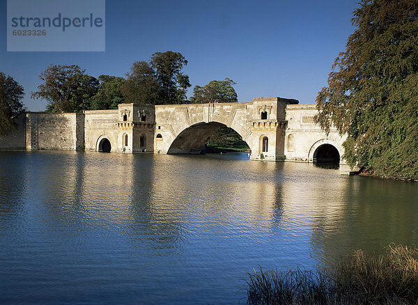 Die Grand Bridge  Blenheim Palace  Oxfordshire  England  Vereinigtes Königreich  Europa