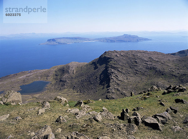 Blick zur Insel Eigg  von Hallival  Isle of Rum  Innere Hebriden  Schottland  Vereinigtes Königreich  Europa