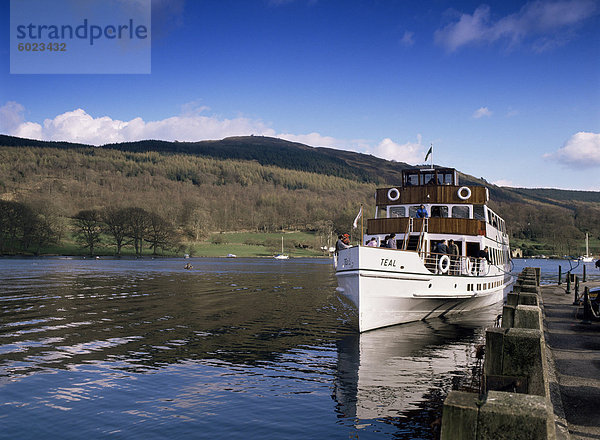 Dampfer am Lake Windermere  Lake District-Nationalpark  Cumbria  England  Vereinigtes Königreich  Europa