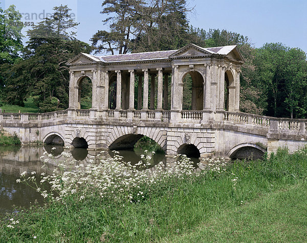 Die palladianische Brücke  Stowe  Buckinghamshire  England  Vereinigtes Königreich  Europa