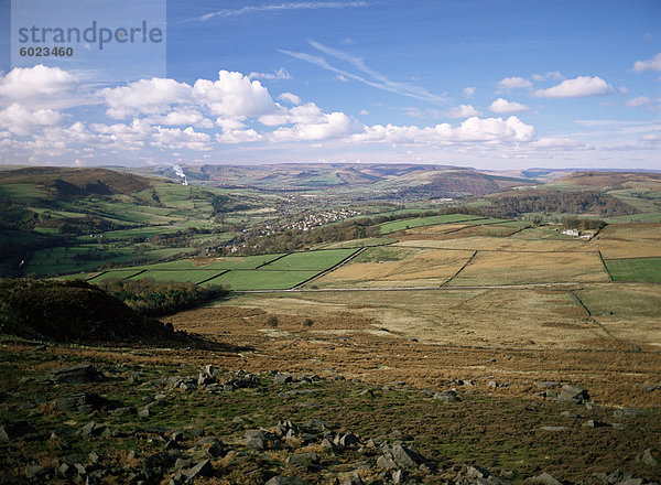 Dale unten und Hathersage aus Overowler Tor  Peak-District-Nationalpark  Derbyshire  England  Vereinigtes Königreich  Europa