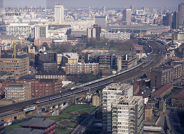 Blick über Vauxhall mit Eurostar und andere Züge nähert sich Waterloo Station  London  England  Großbritannien  Europa