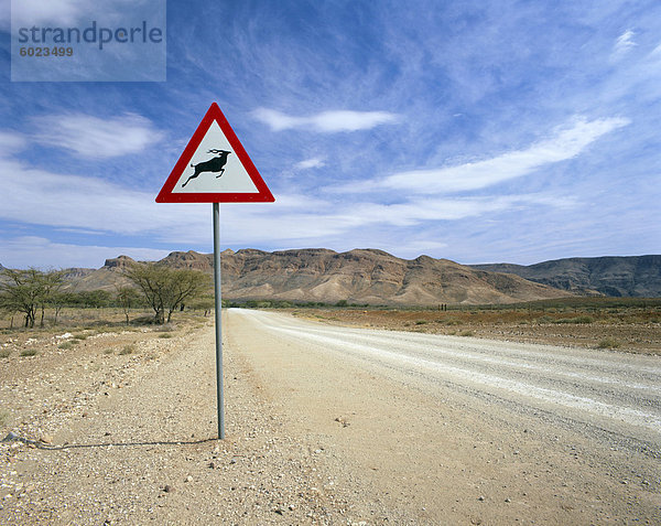 Straße in Richtung des Naukluft Bergen  Namibia  Afrikas