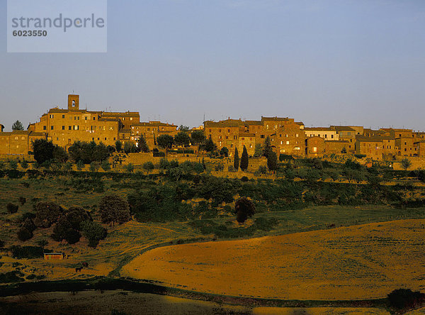 Ummauerte Hügel Dorf bei Abenddämmerung  Casole d ' Elsa  Toskana  Italien  Europa