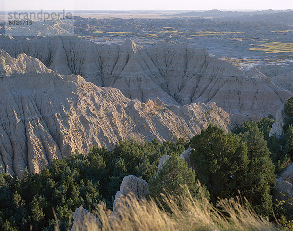 Blick über erodierte Landschaft  Badlands National Park  South Dakota  Vereinigte Staaten von Amerika (USA)  Nordamerika