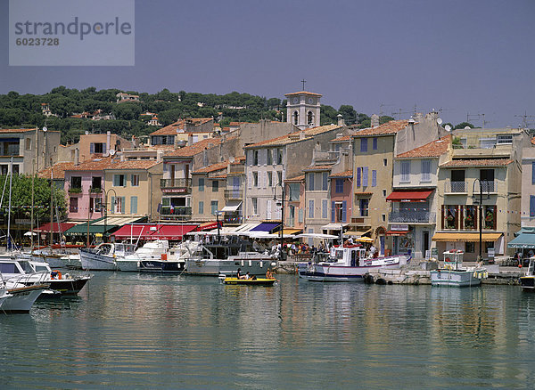 Boote im Hafen und am Wasser  Cassis  Cote d ' Azur  Côte d ' Azur  Provence  Mittelmeer  Frankreich  Europa