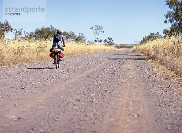 Einsame Radfahrer auf Land Straße  Western Australia  Australien  Pazifik