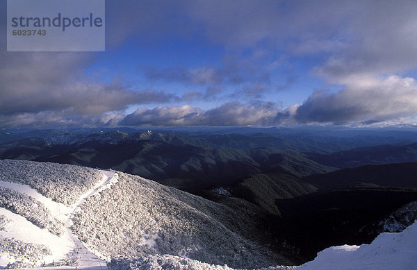 Landschaft mit schneebedeckten Schnee Zahnfleisch  Mountainsand Wolken  gesehen vom Mount Buller  Highländer  Victoria  Australien  Pazifik