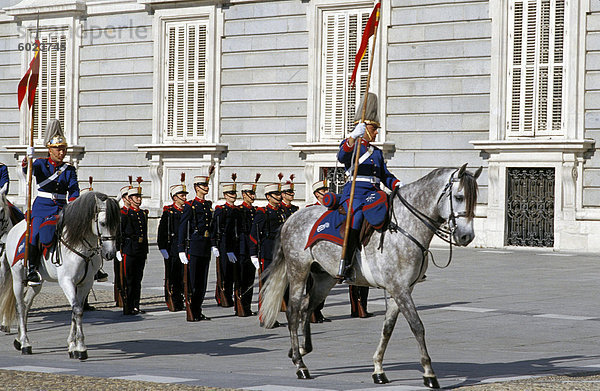 Wachwechsel am Palacio Real (Königlicher Palast)  Centro  Madrid  Spanien  Europa