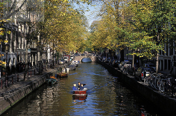 Kleines Boot am Oudezijds Achtenburg Wal-Kanal im Herbst  Amsterdam  Niederlande (Holland)  Europa Allee