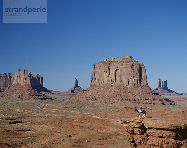 Navajo landet  aride Landschaft mit erodierten Felsformationen  Monument Valley  Arizona  Vereinigte Staaten von Amerika (USA)  Nordamerika