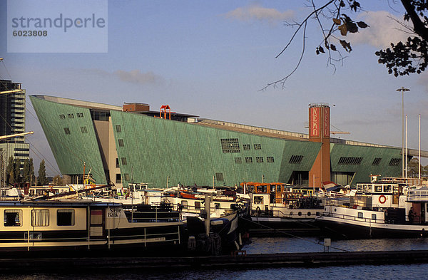 NEMO Museum außen in der Form eines Bootes  Amsterdam  Niederlande (Holland)  Europa