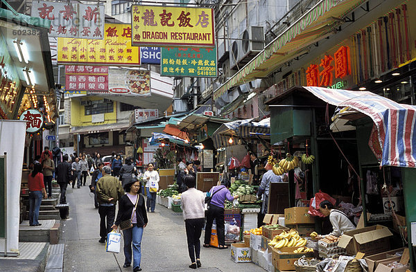 Marktbereich  Geschäfte und Zeichen in einer Straße in Soho  Hong Kong  China  Asien