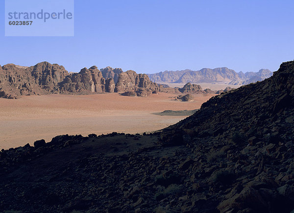 Suchen Sie südöstlich von Jebel Qattar  südlichen Teil des Wadi Rum  Jordanien