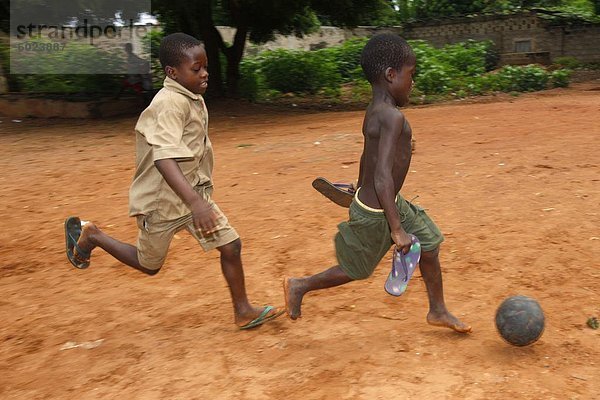 Fußball-Spiel in einer Schule  Lome  Togo  Westafrika  Afrika