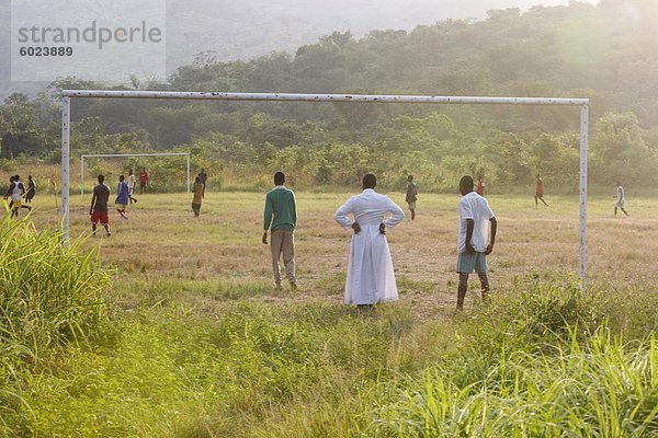 Katholischer Priester gerade ein Fußballspiel  Akata Djokpe  Togo  Westafrika  Afrika