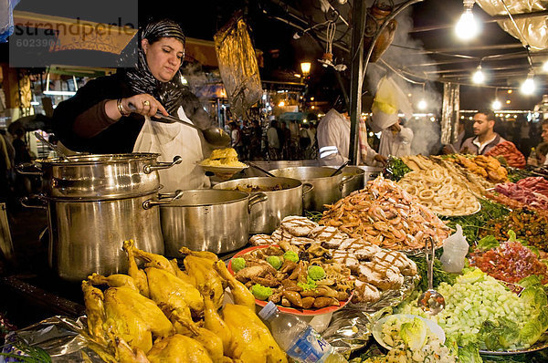 Kochen Sie verkaufen Lebensmittel aus ihrem Stall in der die Djemaa el Fna (Platz Jemaa El Fna)  Marrakesch  Marokko  Nordafrika  Afrika