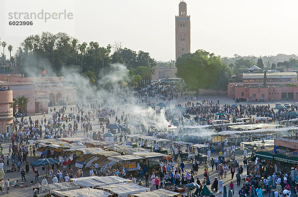 Jemaa El Fna (Platz Djemaa El Fna)  Marrakesch (Marrakech)  Marokko  Nordafrika  Afrika