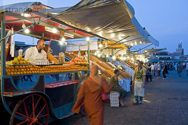 Orangensaft Verkäufer  Platz Jemaa El Fna (Platz Djemaa El Fna)  Marrakesch (Marrakech)  Marokko  Nordafrika  Afrika