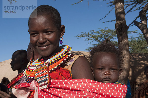 Samburu Frau und Baby  Loisaba Wildnis Conservancy  Laikipia  Kenia  Ostafrika  Afrika