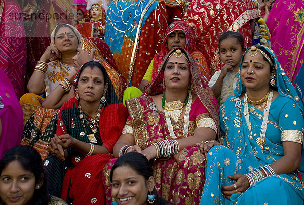 Frauen in bunten Saris auf dem Mewar-Festival am Lake Pichola  Udaipur  Rajasthan  Indien  Asien