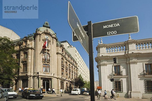 Kreuzung von Morande und Moneda Street an der Plaza De La Constitucion durch den Präsidentenpalast  Palacio De La Moneda  Civic District  Santiago  Chile  Südamerika
