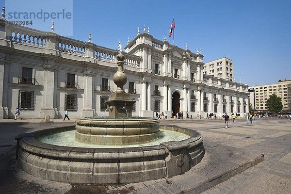 Brunnen auf der Plaza De La Constitucion und dem Palacio De La Moneda  ehemals eine koloniale Münzstätte  jetzt Sitz der Präsidentin  Civic District  Santiago  Chile  Südamerika