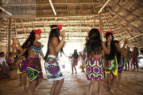 Tanz-Show von Embera indigener Völker  Panama  Mittelamerika
