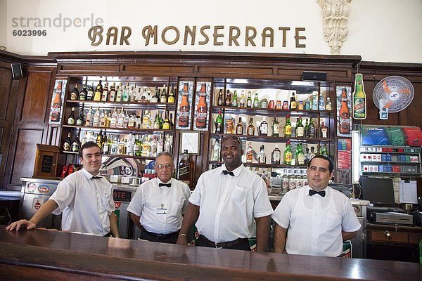 Barkeeper und Kellner an der Bar Monserrate im Zentrum Havannas  Havanna  Kuba  Westindische Inseln  Mittelamerika