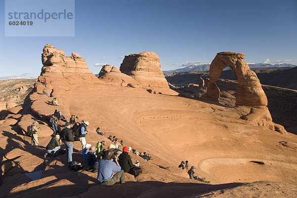 Fotografen warten auf den Sonnenuntergang  Delicate Arch  Arches National Park  Utah  Vereinigte Staaten von Amerika  Nordamerika